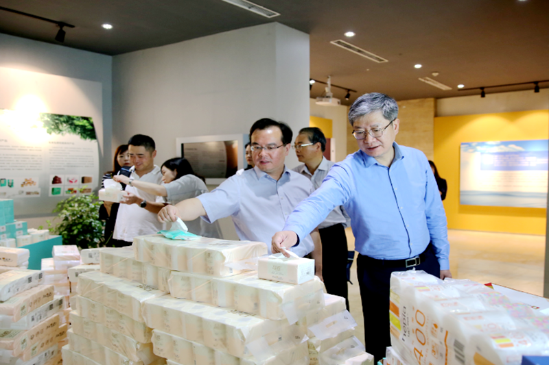2019年 5月22日，时任浙江省社会组织综合党委专职副书记、省民政厅社会组织治理局局长蔡国华莅临918.com纸业调研企业发展情况和党建工作