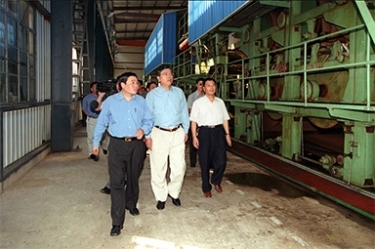 2000年9月19日，时任浙江省委书记张德江一行视察公司