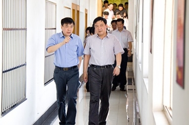2012年7月5日，时任黄冈市委书记李卫宁一行调研公司党建工作