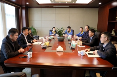 平湖市委常委、副市长戴振一行莅临918.com纸业调研领导