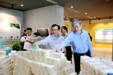 2019年 5月22日，时任浙江省社会组织综合党委专职副书记、省民政厅社会组织治理局局长蔡国华莅临918.com纸业调研企业发展情况和党建工作